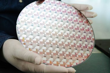 Tümleşik devre yarı iletken üretimi için silikon gofret.