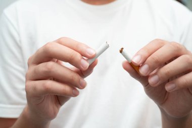 Sigarayı bırak, Asyalı genç adam kırıyor sigarayı yok et.