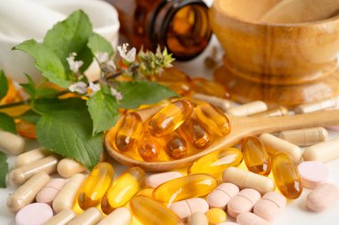 Alternatif ilaç bitkisel organik kapsül E omega 3 vitamini balık yağı, mineral, bitki yapraklı ilaç sağlıklı yaşam için doğal destek.