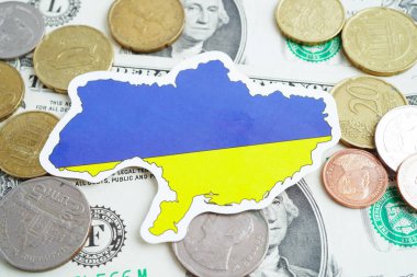 Para ve banknot üzerinde Ukrayna bayrağı, yatırım ticareti para birimi kavramını finanse ediyor.