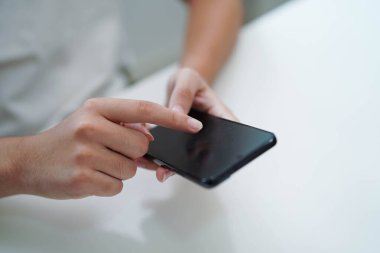 İletişim için akıllı telefon kullanan genç, öğrenmek için veri web sitesi ara.