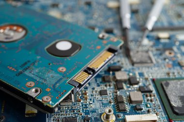 Not defteri, elektronik, bilgisayar donanımı ve teknolojisinin devre ana paneli onarılıyor ve güncelleniyor.