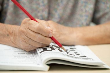 Bangkok, Tayland - 15 Mayıs 2022 Sudoku oyunu oynayan yaşlı kadın.