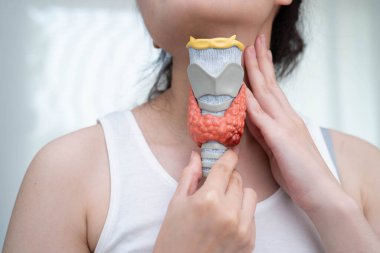 Hipertiroidizm, aşırı aktif tiroid, tiroid lenfoma, tiroid bezi insan anatomisi olan Asyalı kadın..