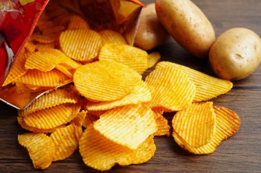 Patates cipsi, leziz BBQ baharatlı Crips, ince dilimlenmiş kızarmış abur cubur fast food.