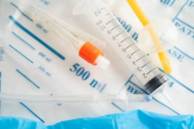 Foley kateteri ve idrar boşaltma torbası sakatlık veya hastanede yatan hasta için idrar topluyor..