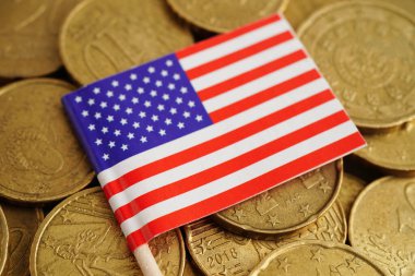 Bozuk para, finans ve muhasebe, bankacılık kavramı üzerine ABD bayrağı.