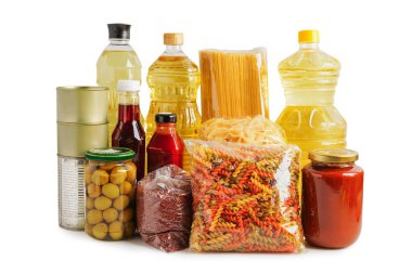 Bağış kutusundaki yiyecekler beyaz arka planda izole edilmiş ve gönüllü insanlara yardım etmek için kırpma yolu açılmış..