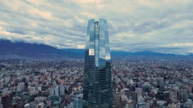 Santiago de Chile gökdeleni Sabah Costanera binası