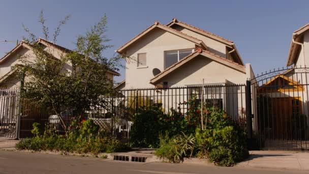 典型的なチリ郊外の家サンティアゴデチリ — ストック動画