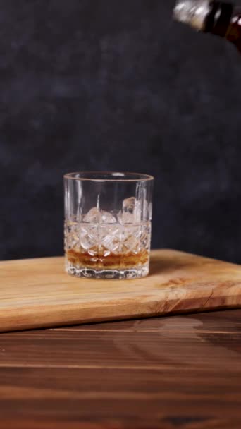 Whisky Las Rocas Mesa Madera Fondo Oscuro — Vídeo de stock