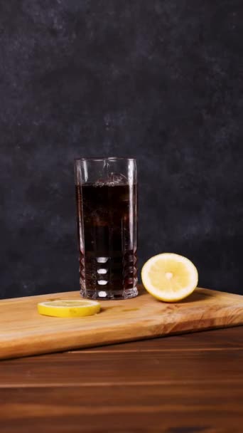 双鱼座鸡尾酒 典型的智利酒木桌深色背景智利皮斯科 冰和可乐饮料 — 图库视频影像