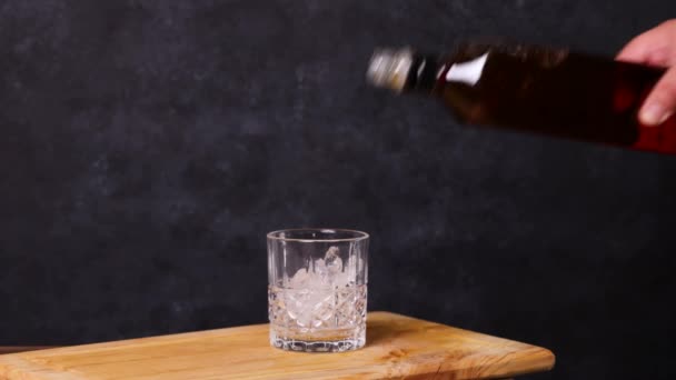 Whisky Klipporna Mörk Bakgrund Trä Bord — Stockvideo