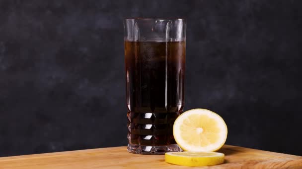 双鱼座鸡尾酒 典型的智利酒木桌深色背景智利皮斯科 冰和可乐饮料 — 图库视频影像