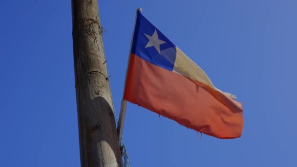 Χιλιανή Σημαία Της Χιλής Κυματίζει Γαλάζιο Ουρανό — Αρχείο Βίντεο