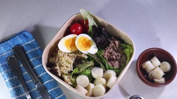 Chilenischer Salat Mit Eiern Kirschtomaten Salat Und Thunfisch — Stockvideo