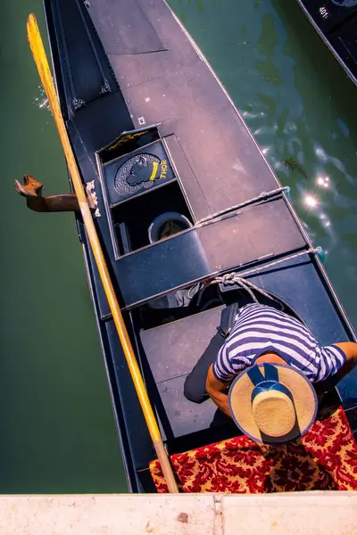 Denizde teknesi olan kadın ve erkek.