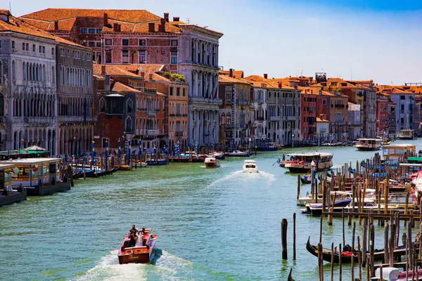 Güzel Venedik İtalya 'sı. Büyük kanal manzarası, eski kasaba..