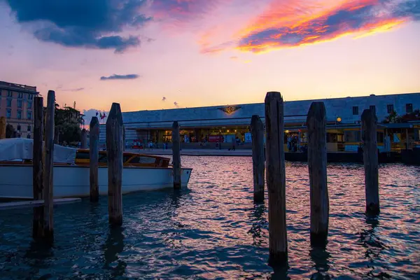 Venedik, İtalya - 23 Eylül, 20 0: 18: 00 Büyük Kanal, Venedik, İtalya üzerinde güzel bir günbatımı.