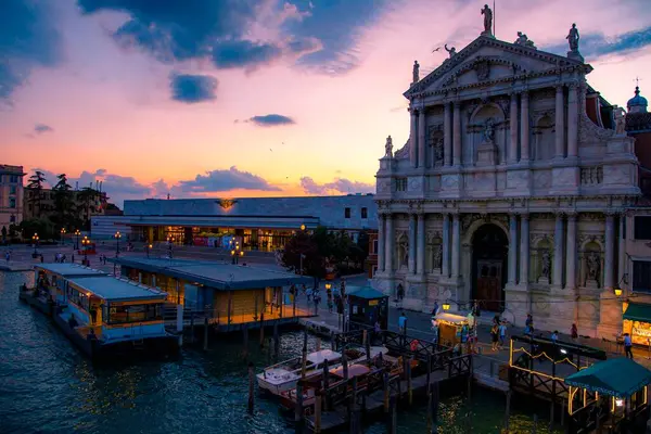 Venedik, İtalya - 24 Ağustos, 209: 00 Kiliseyle Büyük Kanal manzarası ve Santa Maria Della Kilisesi,