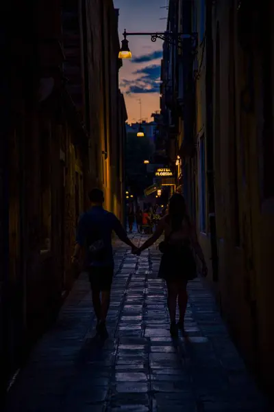 Şehirde yürüyen güzel bir çift.