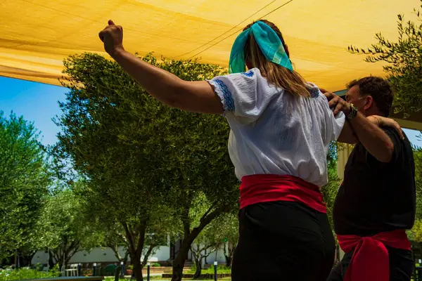 Parkta dans eden genç kadın.