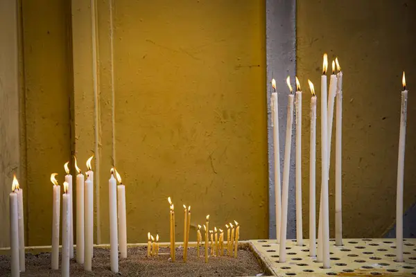 Akşam kilisede mumlar..