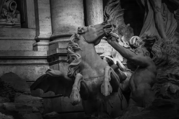 Roma, İtalya - Haziran 23, 20 0 15: Roma, İtalya 'daki çeşmenin güzel manzarası.