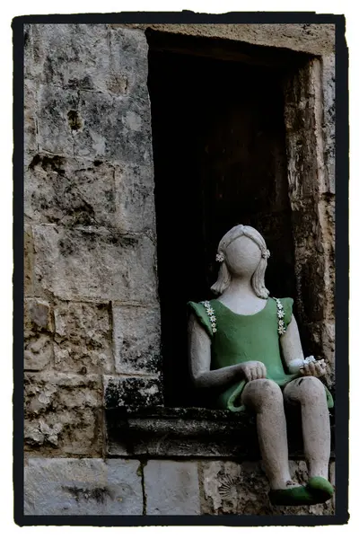 İsrail 'in başkentindeki antik binanın en ünlü simgesine sahip genç bir kadının heykeli.