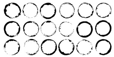 Tasarımınız için pis Grunge izleri. Beyaz arka planda izole edilmiş bardak ve gözlüklerden siyah vektör işaretleri koleksiyonu. Fırça darbeleri, lekeler