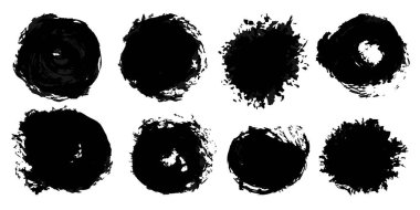 Bir dizi suluboya lekesi. Beyaz arka planda izole edilmiş akrilik boya darbelerinin siyah koleksiyonu