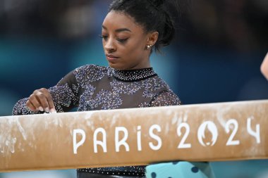 PARIS, FRANCE-28 Temmuz: ABD takımından Simone Biles 28 Temmuz 'da Bercy Arena' da düzenlenen Olimpiyat Oyunları 'nda bayanlar için yapılan Artistik Jimnastik elemeleri sırasında denge kirişinde yarışıyor.