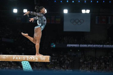 PARIS, FRANCE-28 Temmuz: ABD takımından Simone Biles 28 Temmuz 'da Bercy Arena' da düzenlenen Olimpiyat Oyunları 'nda bayanlar için yapılan Artistik Jimnastik elemeleri sırasında denge kirişinde yarışıyor.