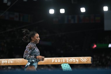 PARIS, FRANCE-28 Temmuz: ABD takımından Simone Biles 28 Temmuz 'da Bercy Arena' da düzenlenen Olimpiyat Oyunları 'nda bayanlar için yapılan Artistik Jimnastik elemeleri sırasında denge kirişinde yarışıyor.