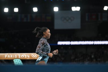 PARIS, FRANCE-28 Temmuz: ABD takımından Simone Biles 28 Temmuz 'da Bercy Arena' da düzenlenen Olimpiyat Oyunları 'nda bayanlar için yapılan Artistik Jimnastik elemeleri sırasında denge kirişinde yarışıyor.