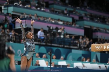 PARIS, FRANCE-28 Temmuz: ABD takımından Simone Biles 28 Temmuz 'da Bercy Arena' da düzenlenen Olimpiyat Oyunları 'nda bayanlar için yapılan Artistik Jimnastik elemeleri sırasında denge kirişinde yarışıyor.