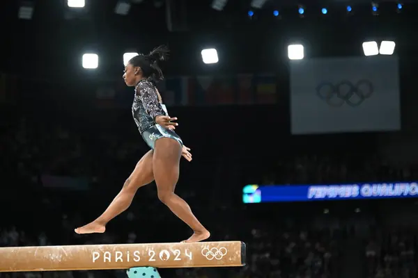 PARIS, FRANCE-28 Temmuz: ABD takımından Simone Biles 28 Temmuz 'da Bercy Arena' da düzenlenen Olimpiyat Oyunları 'nda bayanlar için yapılan Artistik Jimnastik elemeleri sırasında denge kirişinde yarışıyor.
