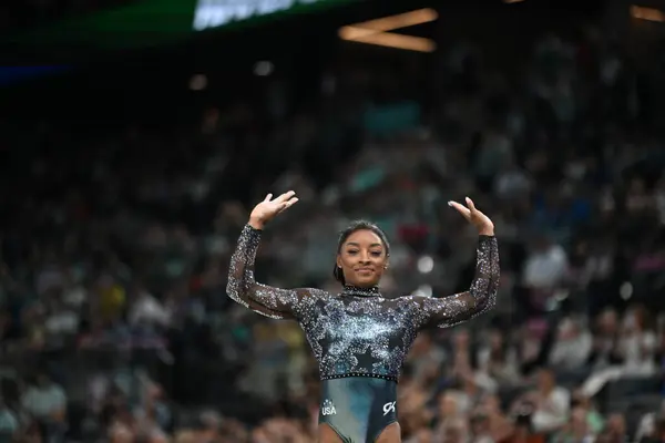 PARIS, FRANCE-28 Temmuz: ABD takımından Simone Biles 28 Temmuz 'da Bercy Arena' da düzenlenen Olimpiyat Oyunları 'nda bayanlar için yapılan Artistik Jimnastik elemeleri sırasında denge kirişinde yarışıyor.