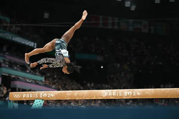 PARIS, FRANCE-28 Temmuz: ABD takımından Simone Biles 28 Temmuz 'da Bercy Arena' da düzenlenen Olimpiyat Oyunları 'nda bayanlar için yapılan Artistik Jimnastik elemeleri sırasında denge kirişinde yarışıyor.