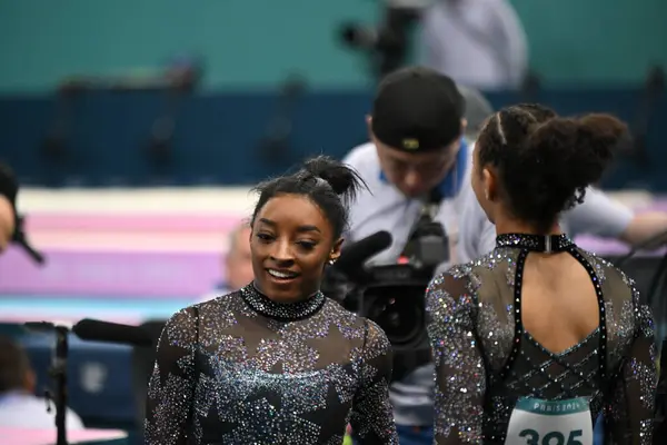 PARIS, FRANCE-28 Temmuz: ABD takımından Simone Biles 28 Temmuz 'da Bercy Arena' da düzenlenen Olimpiyat Oyunları 'nda bayanlar için yapılan Artistik Jimnastik elemeleri sırasında denge kirişinde yarışıyor.