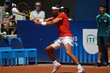 PARIS, FRANCE-29 Temmuz: Sırbistan Takımı 'ndan Novak Cokoviç, 29 Temmuz 2024' te Paris Olimpiyat Oyunları 'nın üçüncü gününde Fransa' nın başkenti Paris 'teki Roland Garros' ta oynanan Erkekler Tekler ikinci tur tenis karşılaşmasında Rafael Nadal ile yarışıyor..