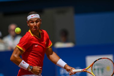 PARIS, FRANCE-29 Temmuz: Sırbistan Takımı 'ndan Novak Cokoviç, 29 Temmuz 2024' te Paris Olimpiyat Oyunları 'nın üçüncü gününde Fransa' nın başkenti Paris 'teki Roland Garros' ta oynanan Erkekler Tekler ikinci tur tenis karşılaşmasında Rafael Nadal ile yarışıyor..