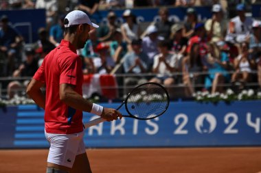 PARIS, FRANCE-29 Temmuz: Sırbistan Takımı 'ndan Novak Cokoviç, 29 Temmuz 2024' te Paris Olimpiyat Oyunları 'nın üçüncü gününde Fransa' nın başkenti Paris 'teki Roland Garros' ta oynanan Erkekler Tekler ikinci tur tenis karşılaşmasında Rafael Nadal ile yarışıyor..