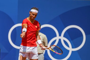 PARIS, FRANCE-29 Temmuz: Sırbistan Takımı 'ndan Novak Cokoviç, 29 Temmuz 2024' te Paris Olimpiyat Oyunları 'nın üçüncü gününde Fransa' nın başkenti Paris 'teki Roland Garros' ta oynanan Erkekler Tekler ikinci tur tenis karşılaşmasında Rafael Nadal ile yarışıyor..