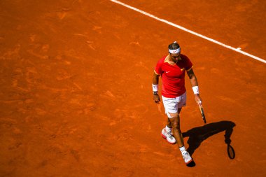 PARIS, FRANCE-29 Temmuz: Sırbistan Takımı 'ndan Novak Cokoviç, 29 Temmuz 2024' te Paris Olimpiyat Oyunları 'nın üçüncü gününde Fransa' nın başkenti Paris 'teki Roland Garros' ta oynanan Erkekler Tekler ikinci tur tenis karşılaşmasında Rafael Nadal ile yarışıyor..