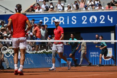 PARIS, FRANCE-29 Temmuz: Sırbistan Takımı 'ndan Novak Cokoviç, 29 Temmuz 2024' te Paris Olimpiyat Oyunları 'nın üçüncü gününde Fransa' nın başkenti Paris 'teki Roland Garros' ta oynanan Erkekler Tekler ikinci tur tenis karşılaşmasında Rafael Nadal ile yarışıyor..