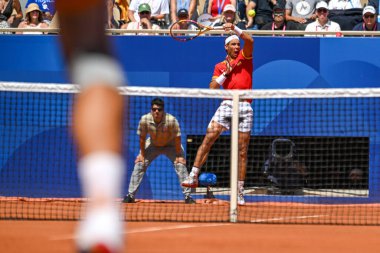 PARIS, FRANCE-29 Temmuz: Sırbistan Takımı 'ndan Novak Cokoviç, 29 Temmuz 2024' te Paris Olimpiyat Oyunları 'nın üçüncü gününde Fransa' nın başkenti Paris 'teki Roland Garros' ta oynanan Erkekler Tekler ikinci tur tenis karşılaşmasında Rafael Nadal ile yarışıyor..