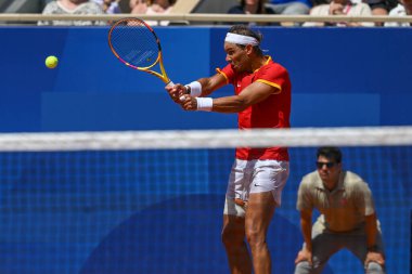 PARIS, FRANCE-29 Temmuz: Sırbistan Takımı 'ndan Novak Cokoviç, 29 Temmuz 2024' te Paris Olimpiyat Oyunları 'nın üçüncü gününde Fransa' nın başkenti Paris 'teki Roland Garros' ta oynanan Erkekler Tekler ikinci tur tenis karşılaşmasında Rafael Nadal ile yarışıyor..