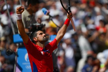 PARIS, FRANCE-29 Temmuz: Sırbistan Takımı 'ndan Novak Cokoviç, 29 Temmuz 2024' te Paris Olimpiyat Oyunları 'nın üçüncü gününde Fransa' nın başkenti Paris 'teki Roland Garros' ta oynanan Erkekler Tekler ikinci tur tenis karşılaşmasında Rafael Nadal ile yarışıyor..