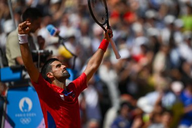 PARIS, FRANCE-29 Temmuz: Sırbistan Takımı 'ndan Novak Cokoviç, 29 Temmuz 2024' te Paris Olimpiyat Oyunları 'nın üçüncü gününde Fransa' nın başkenti Paris 'teki Roland Garros' ta oynanan Erkekler Tekler ikinci tur tenis karşılaşmasında Rafael Nadal ile yarışıyor..